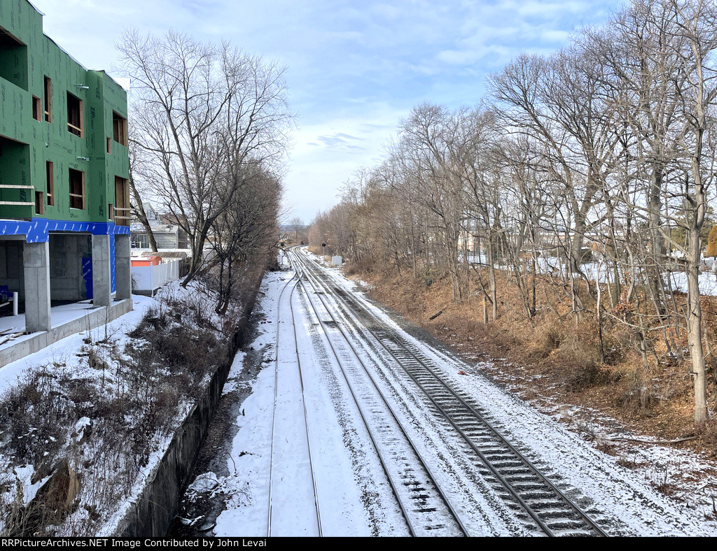 Looking west from the Ridge Rd overpass along the NJT Main Line with the Kingsland Station behind me. Immediate around the bend up ahead is the brand new soon to be opened Lyndhurst high level platform station